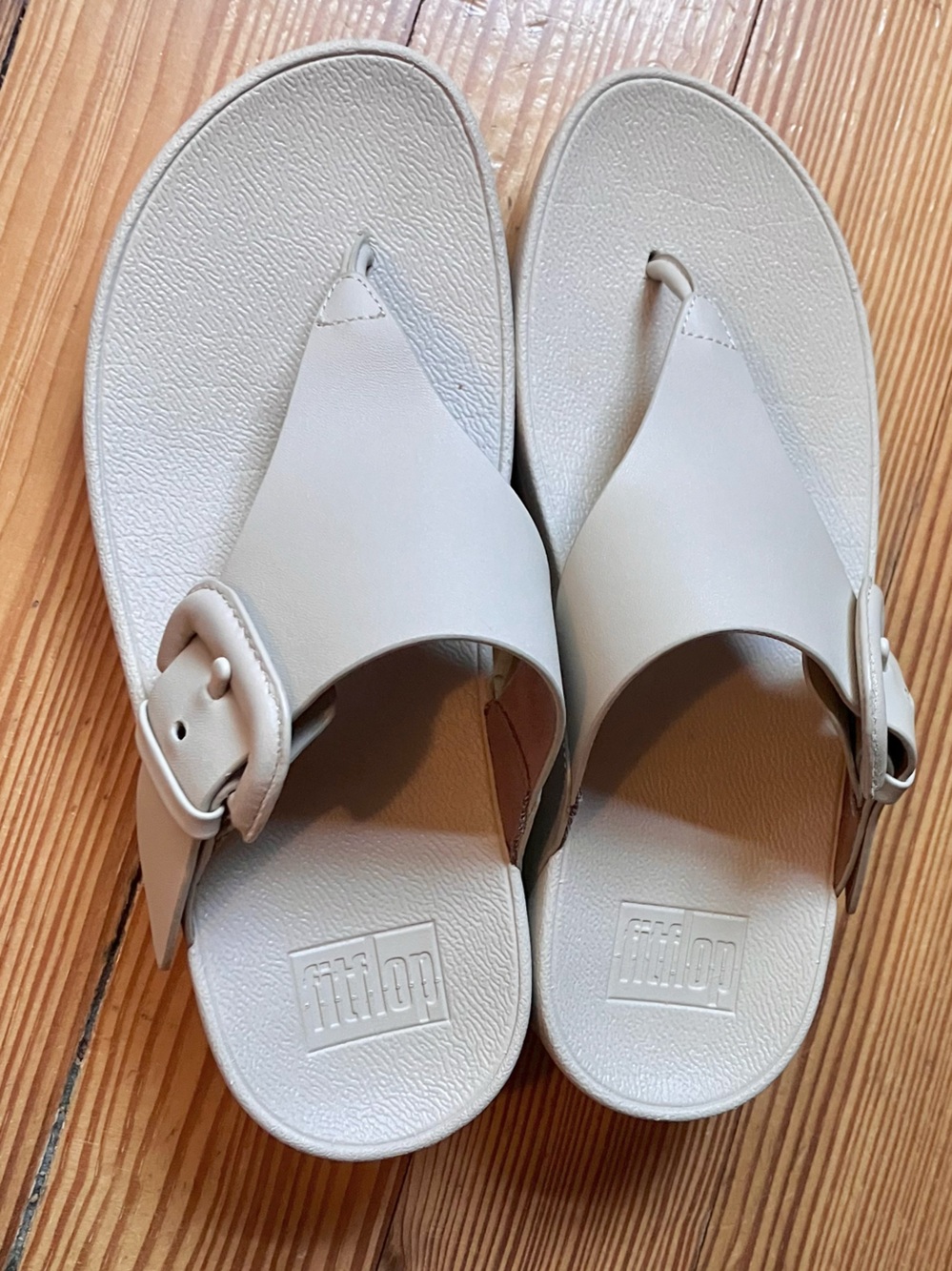 NWT  FitFlop Lulu Covered Buckle Leather Adjustable Toe Post Sandals in Stone 6 - Picture 10 of 16
